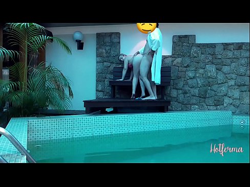 ❤️ Oga pe iranṣẹbinrin si awọn pool, sugbon ko le koju kan gbona ❌ Fidio furo